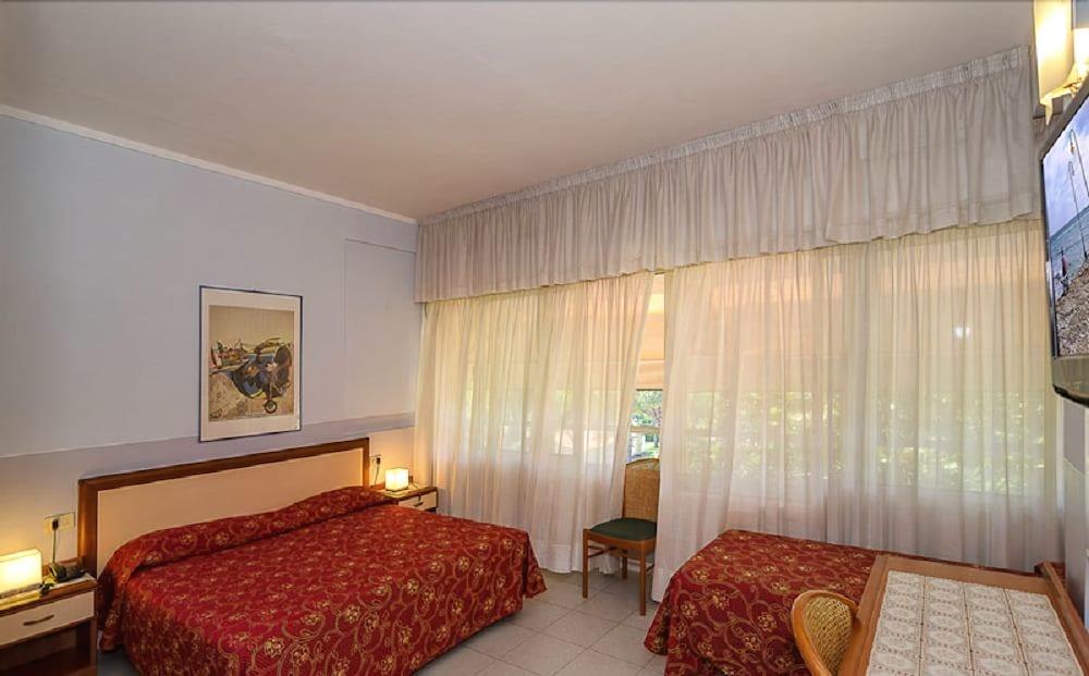 Hotel Le Ginestre Lido di Camaiore Exterior photo